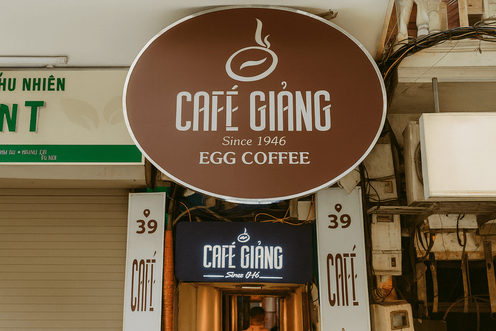 The story of egg coffee begins in the 1940s, during a period of milk scarcity (Source: Internet)